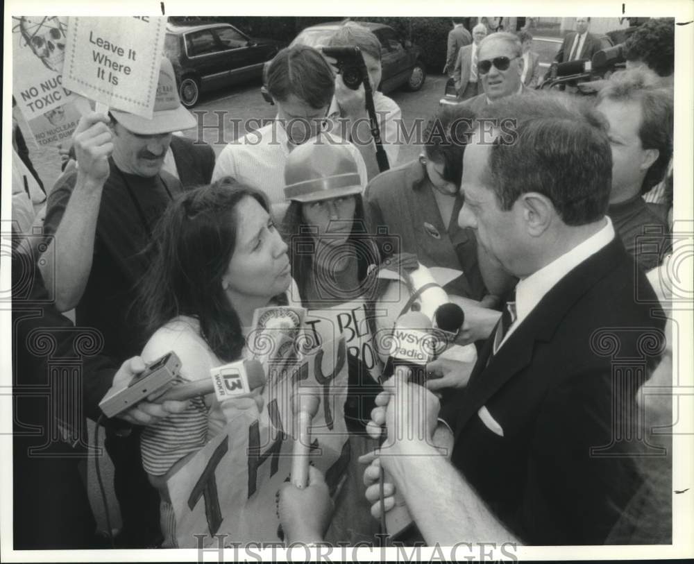 1990 Press Photo Nuclear Waste Protester Cindy Gagne in Cortland with Governor