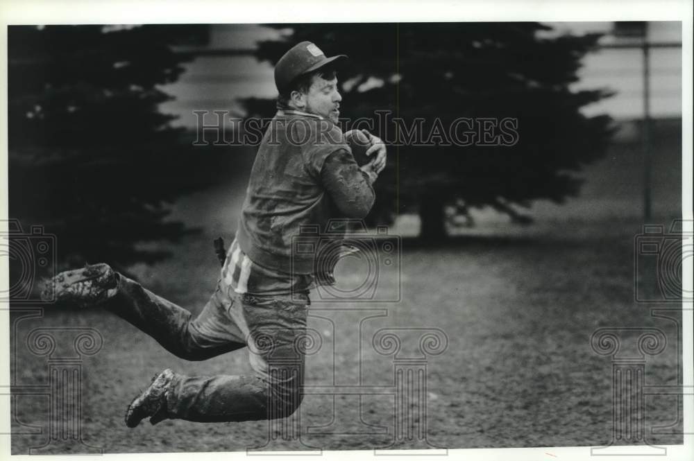 1990 Press Photo Charlie Seeber at Harold E. Stooks Memorial Park Football Game- Historic Images