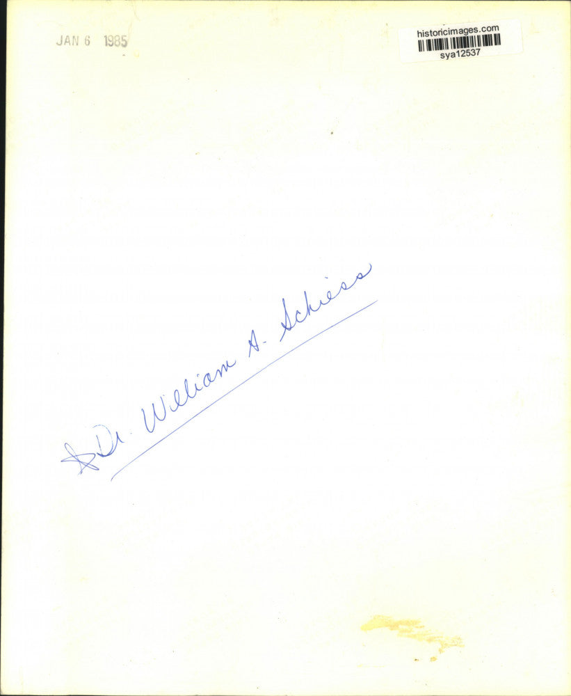 1985 Press Photo Doctor William A. Schiess with Chest X-Rays - sya12537