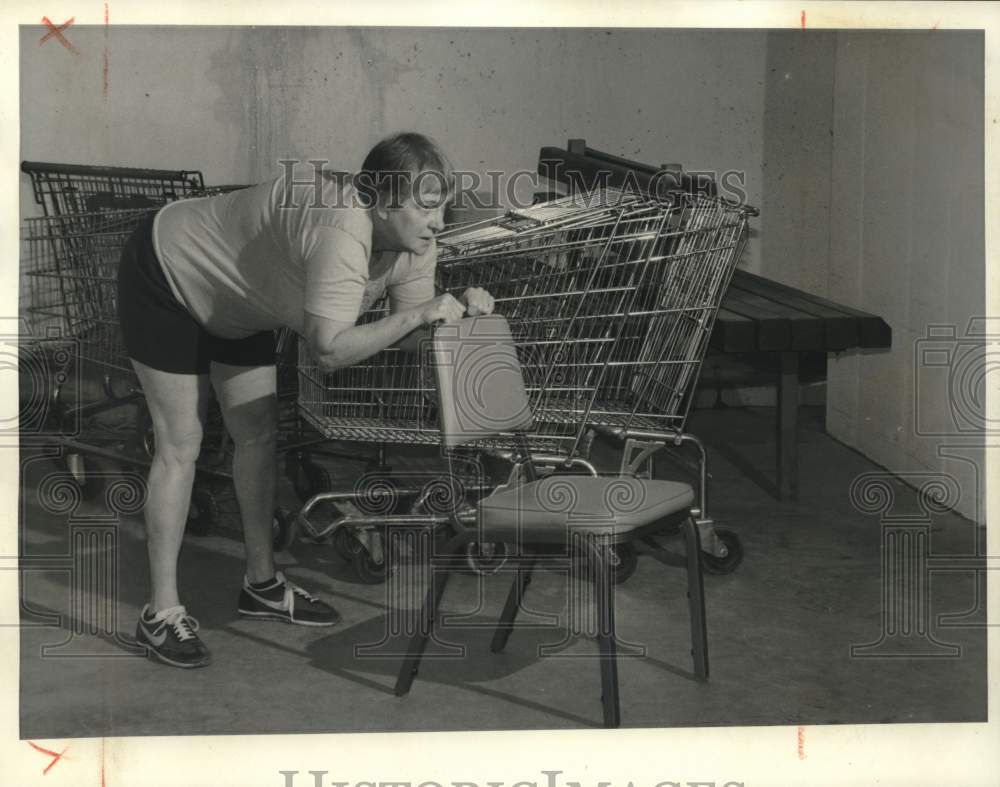 1986 Press Photo Mary Hooper of Oswego Senior Outreach Exercising at Apartments- Historic Images