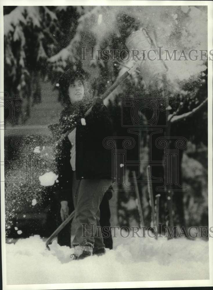 1984 Press Photo Tracey Lehman Shoveling Snow on Elizabeth Street in Oneida- Historic Images