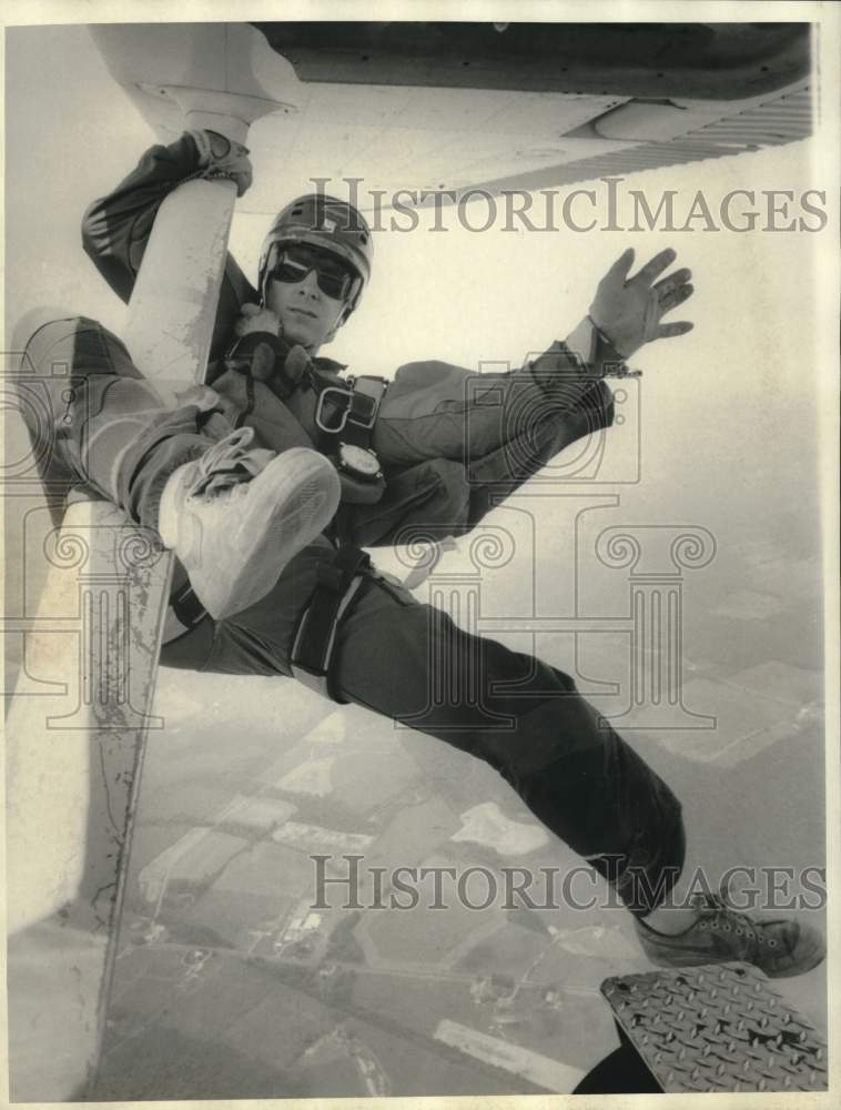 1985 Press Photo Jump Master Sky Diver Dave Rinefierd on Plane - sya12819- Historic Images