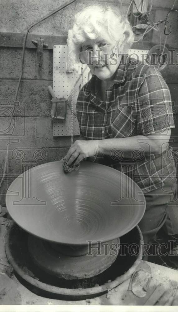 1986 Press Photo Janet Matthews, Pottery Artist at Home Potting Wheel- Historic Images