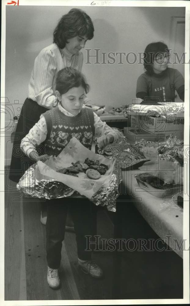 1986 Press Photo Hillary Koldin with National Council of Jewish Women Cookies- Historic Images