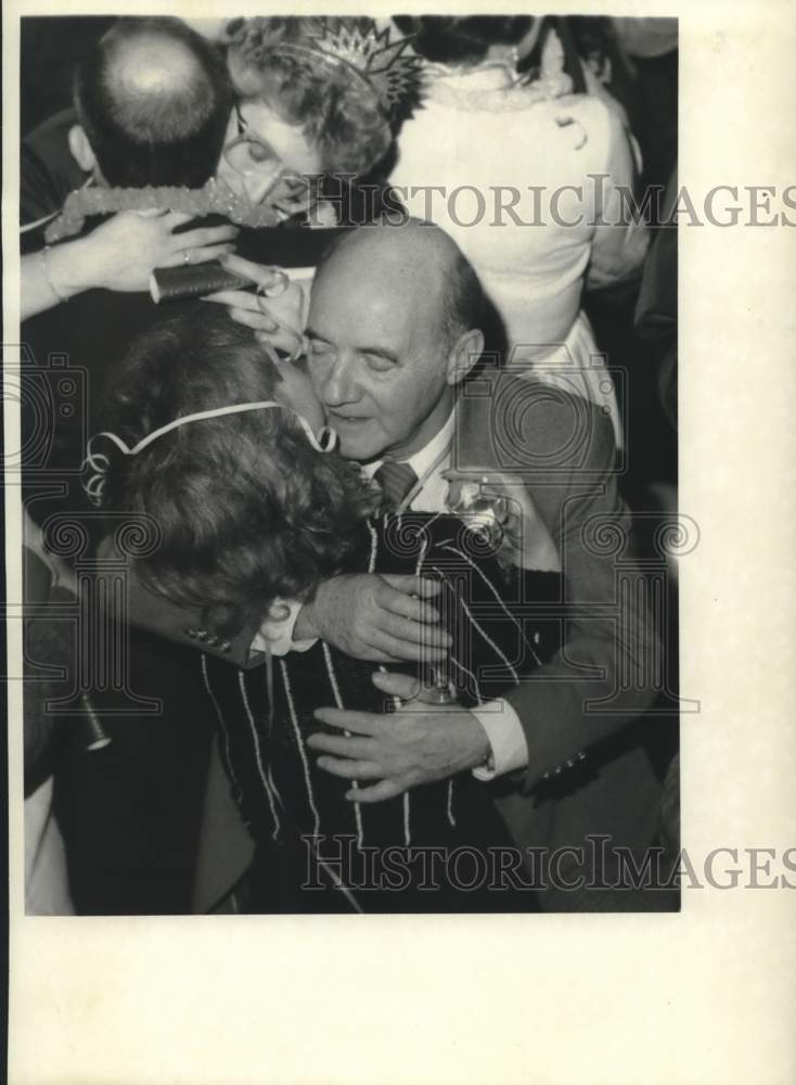 1986 Press Photo Attendees Embrace at Hotel Syracuse New Years Eve Party