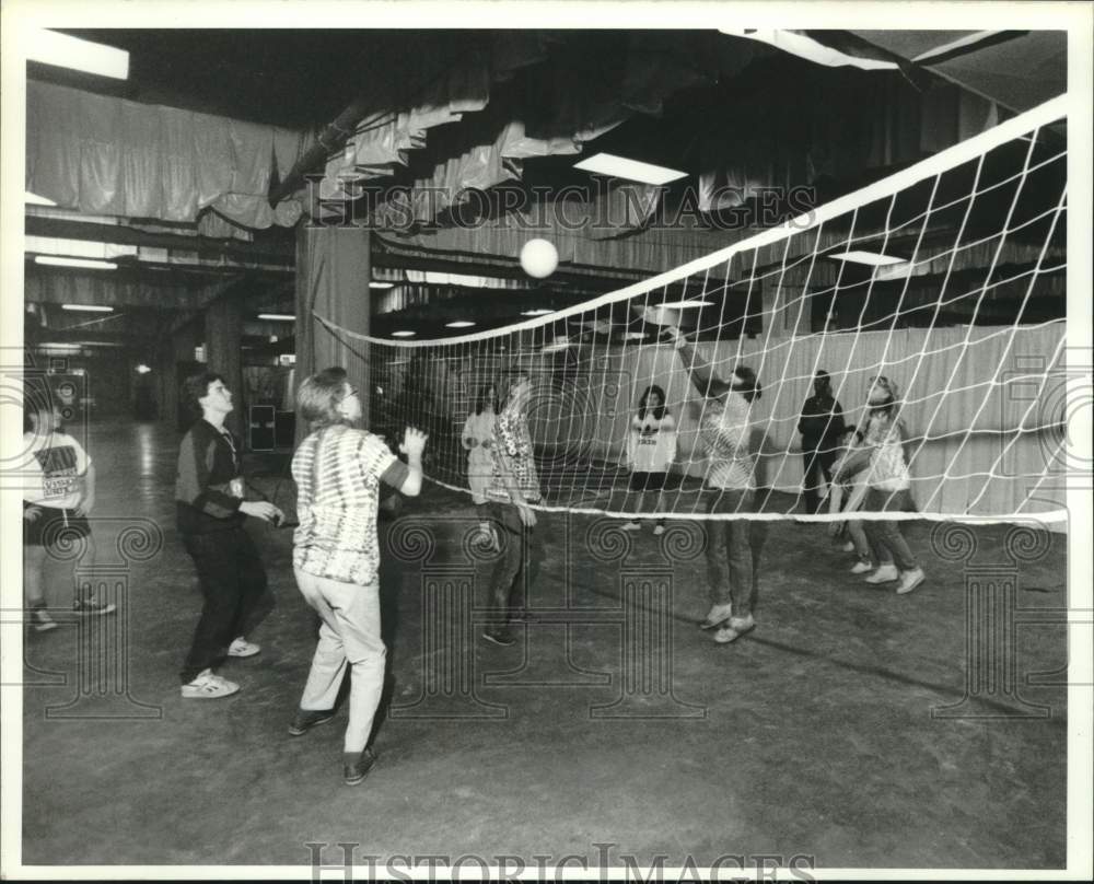 1988 Press Photo Teenagers Play Volleyball at War Memorial Party in Syracuse- Historic Images