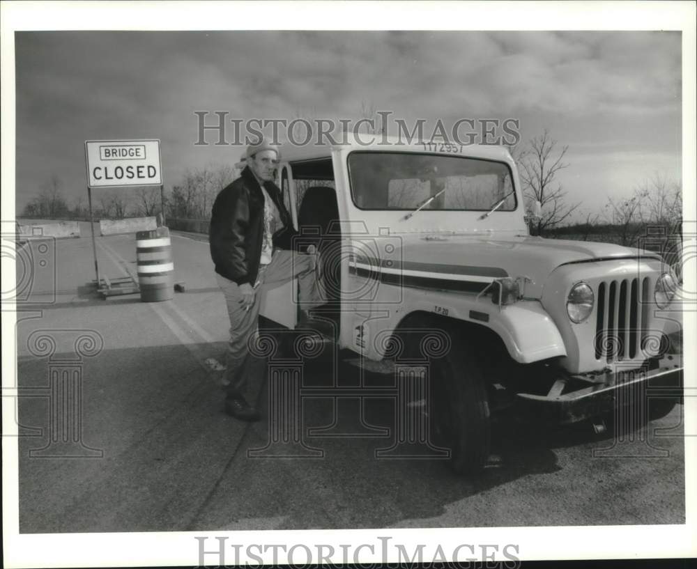 1990 Press Photo Postman Floyd Brand at Jeep on Peck Road Closing Sign