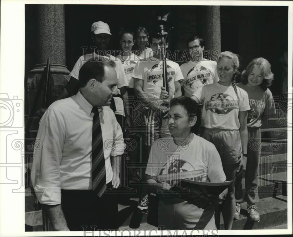 1989 Press Photo Mayor Tom Young with Peace Run State Coordinators - sya13682- Historic Images