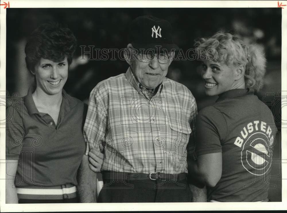 1986 Press Photo &quot;Uncle Buster&quot; Ralph L. Hunt with Nieces at Softball Game- Historic Images