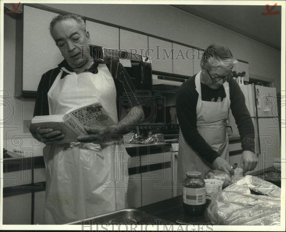 1989 Press Photo Paul Dupre Cooking at Manlius Municipal Building Kitchen