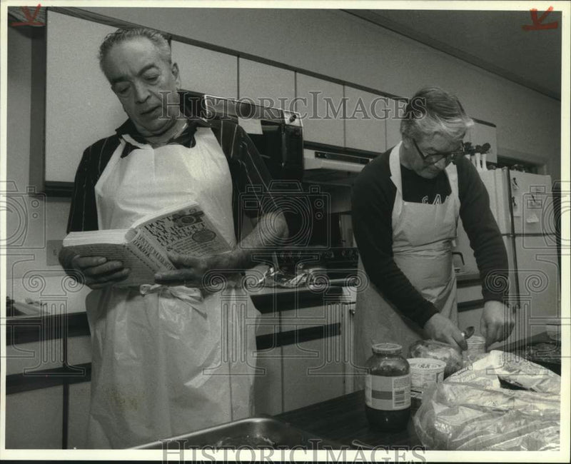 Load image into Gallery viewer, 1989 Press Photo Paul Dupre Cooking at Manlius Municipal Building Kitchen
