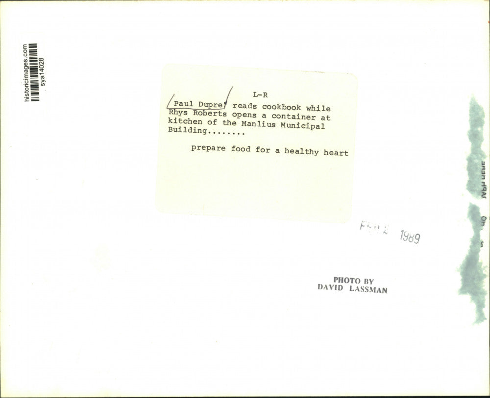 1989 Press Photo Paul Dupre Cooking at Manlius Municipal Building Kitchen