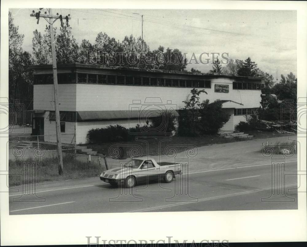 1984 Press Photo Demolition of the Naval Reserve Center Building - sya14217