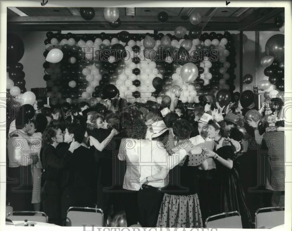 1989 Press Photo Crowd at University Sheraton New Years Eve Party in Syracuse- Historic Images