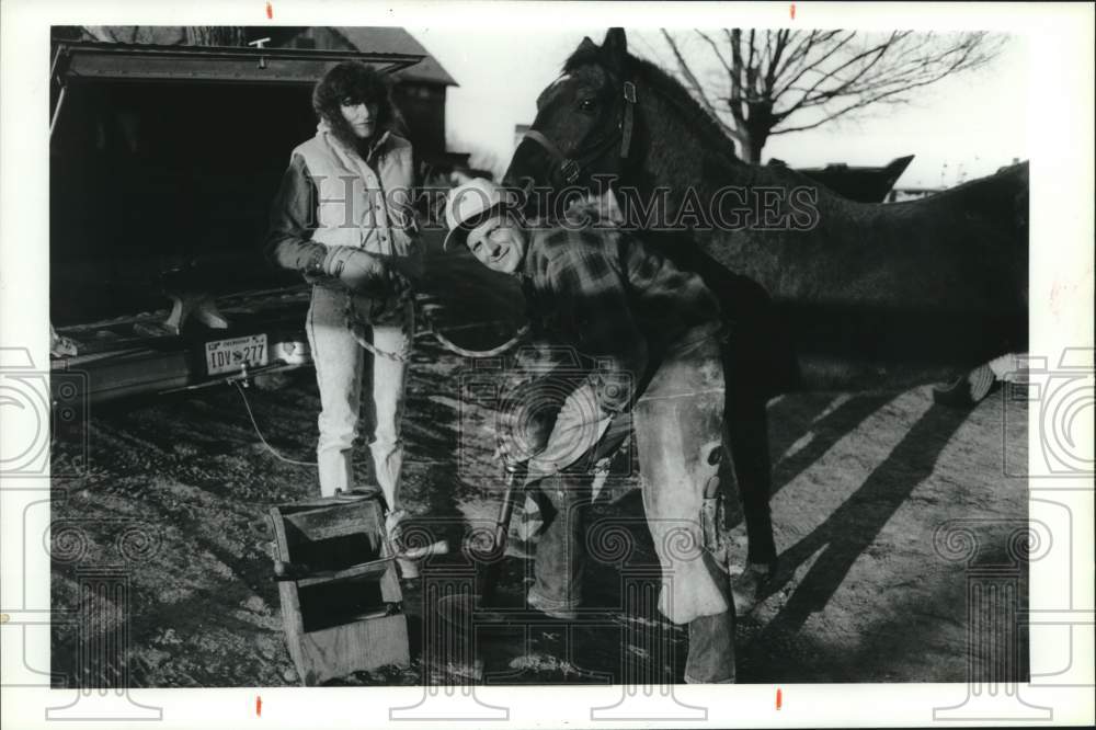 1990 Press Photo Keith Pethybridge Shoeing Horse Owned by Daun Clark in Auburn- Historic Images