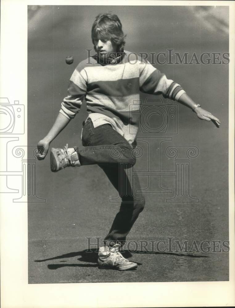 Press Photo Gary Holden of Fulton New York Playing Hacky Sack - sya14547- Historic Images