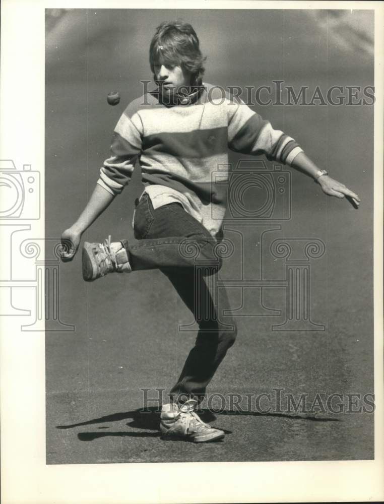 Press Photo Gary Holden of Fulton New York Playing Hacky Sack - sya14547- Historic Images