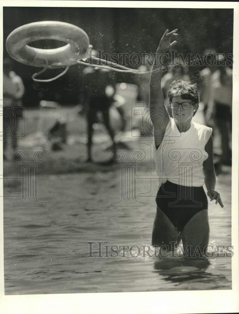 1984 Press Photo Jan Hennessey, Lifeguard from Oneida Sholes in Water- Historic Images