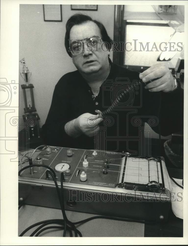 1988 Press Photo W. Malcolm Plummer at Office with Lie Detector Machine