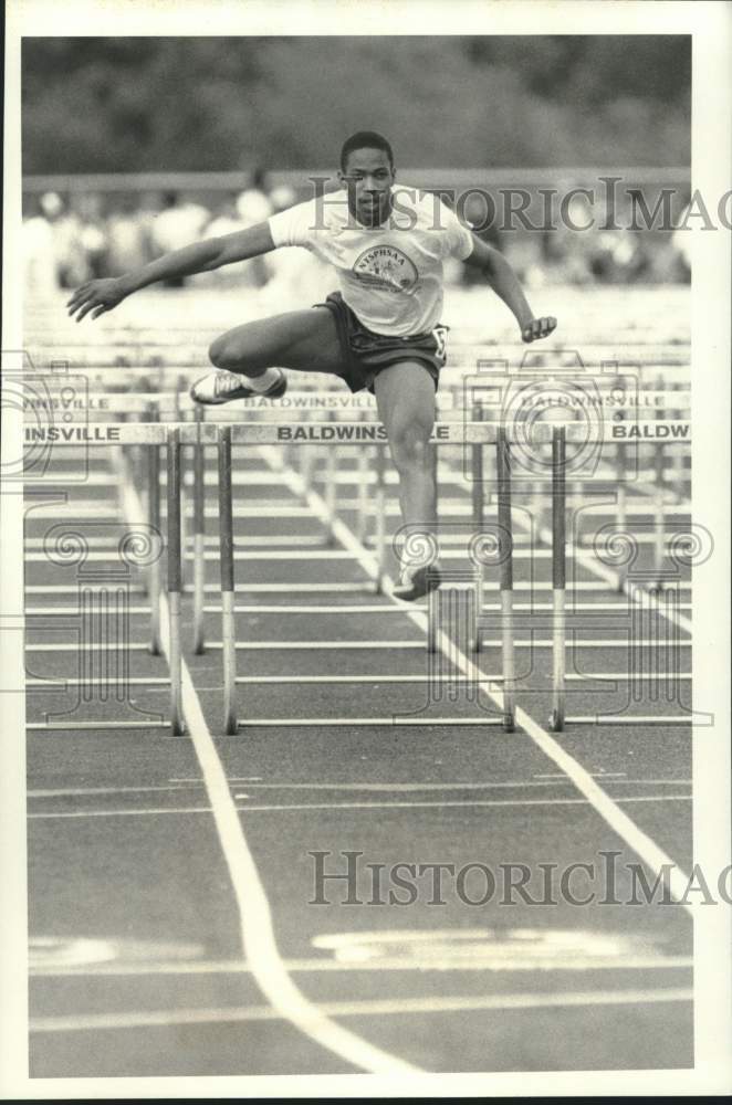 1987 Press Photo Jeff Johnson, Onondaga Hurdle Jumper at Baldwinsville Track- Historic Images