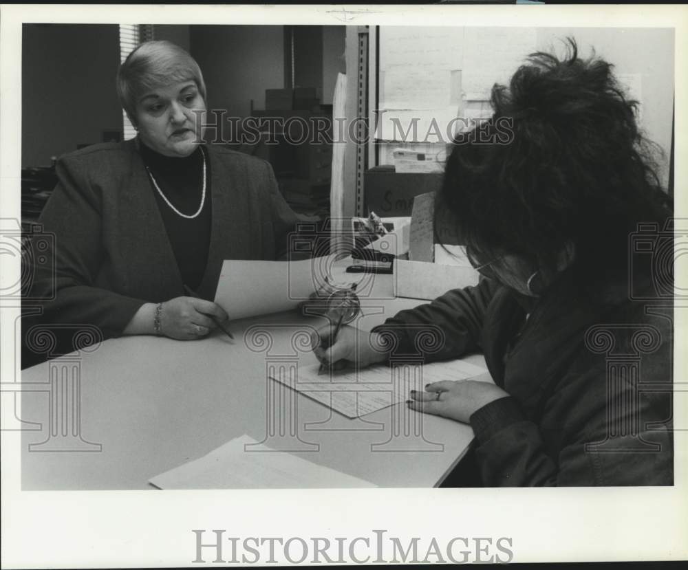 1992 Press Photo Theresa Henley, Small Claims Office Assistant with Resident- Historic Images