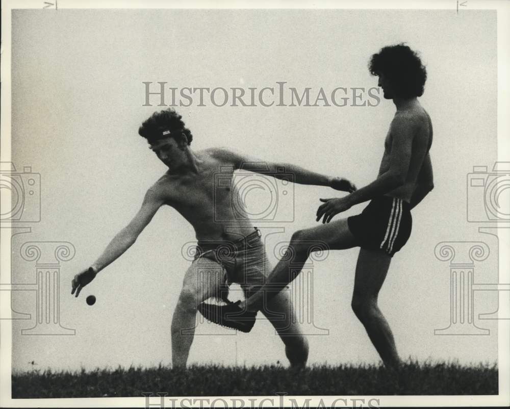 1984 Press Photo Matt Bush and Jim Palumbo Playing Hackey Sack at Burnet Park- Historic Images