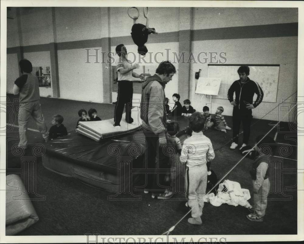 1985 Press Photo Instructor Jim Thompson at Central New York Gymnastics School- Historic Images