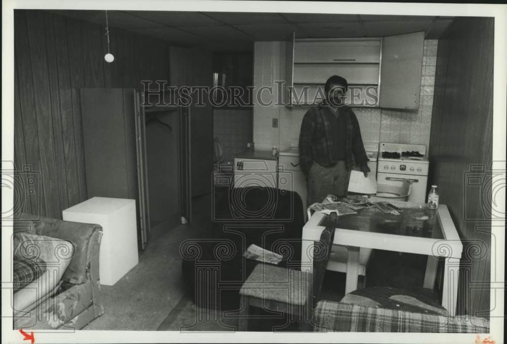 1990 Press Photo Jerry Grasso, Landlord at North Salina Street Apartment