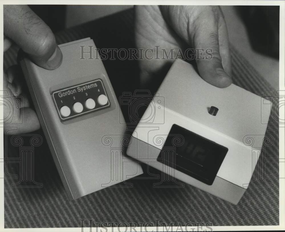 1990 Press Photo Doctor Michael Gordon with the Gordon Attitude Training System- Historic Images