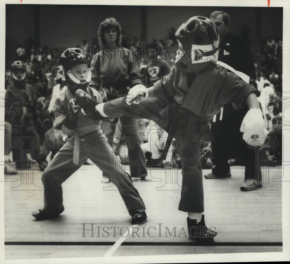 1985 Press Photo Harry Visneau at Mini Pee Wee Karate Sparring Match - sya15659- Historic Images