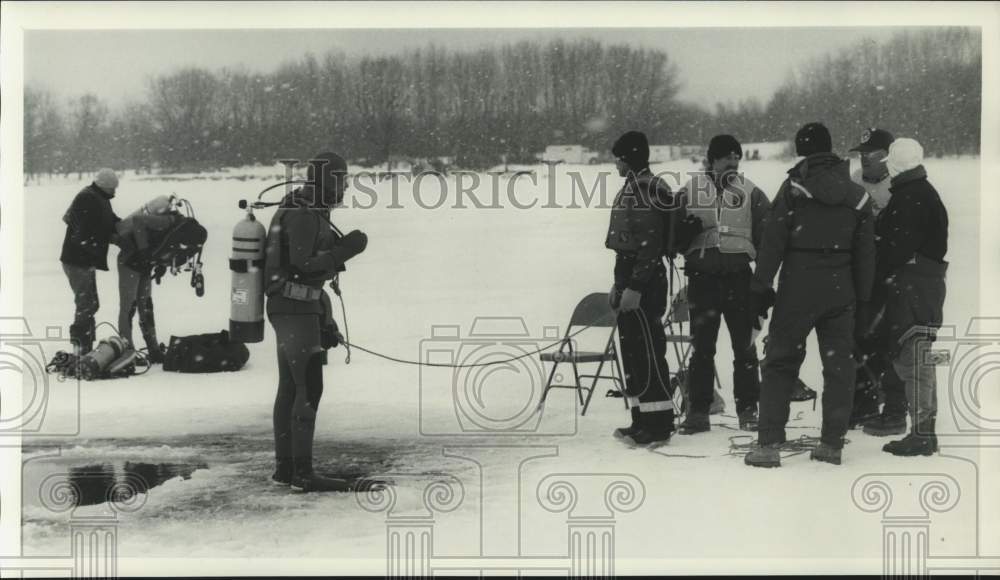 1988 Press Photo Volunteer Firemen at Ice Diving Training at Oneida Shore Park- Historic Images