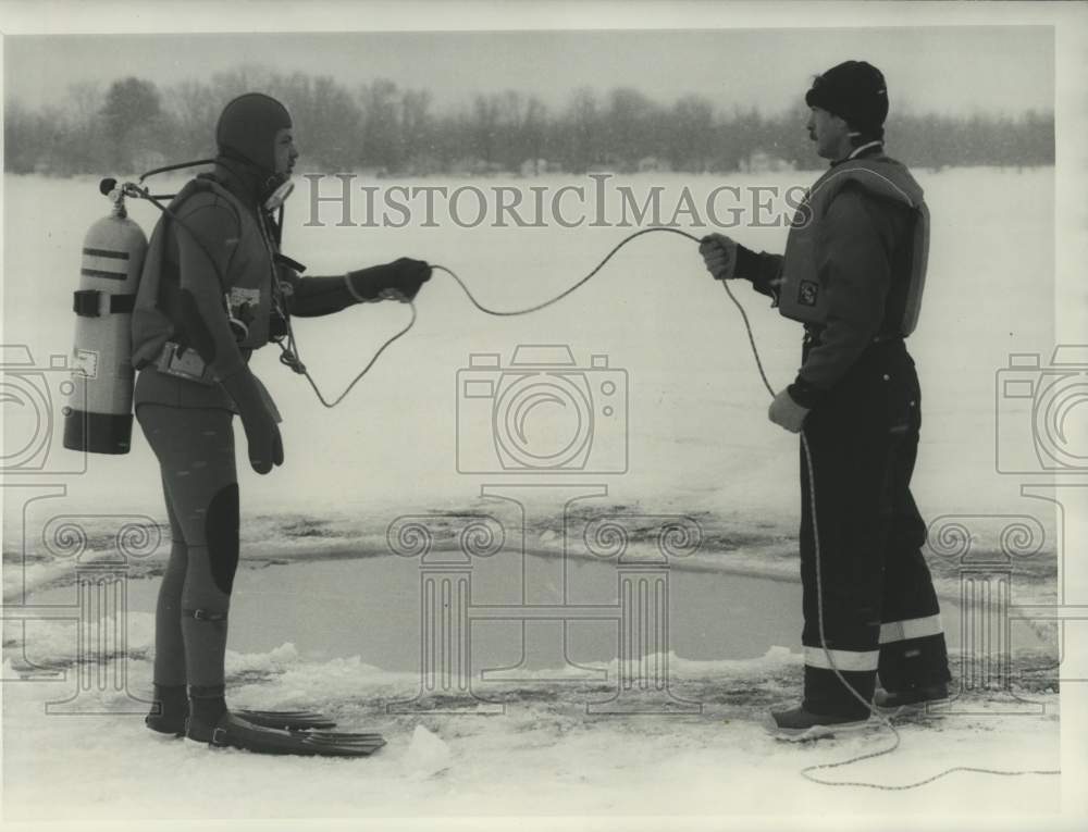 1988 Press Photo Firemen at Oneida Shores Park Ice Diving Rescue Seminar- Historic Images