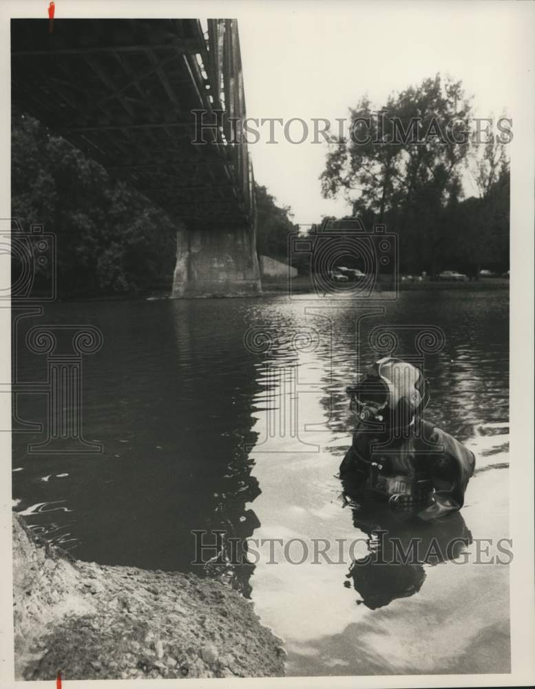 1988 Press Photo Diver Clay Hawkins at Howland Island Road Bridge River- Historic Images