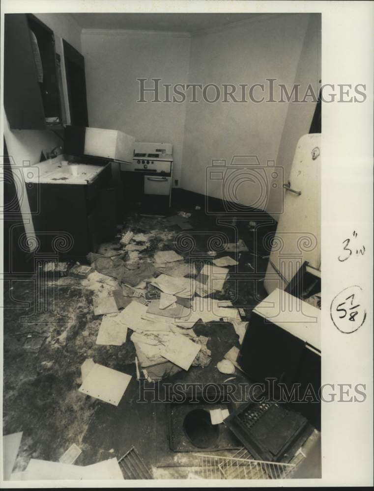 1985 Press Photo Trash and Debris at Housing on Midland Avenue in Syracuse
