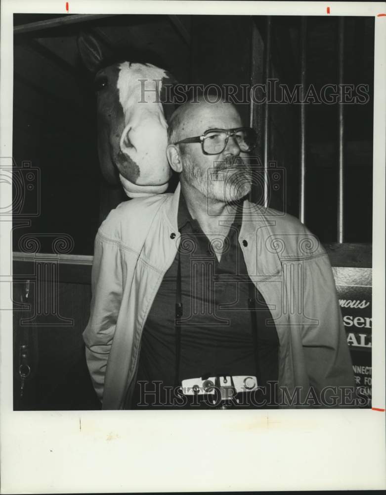 1989 Press Photo Dale Johnsonat Oswego Reception with Clydesdale Horse- Historic Images
