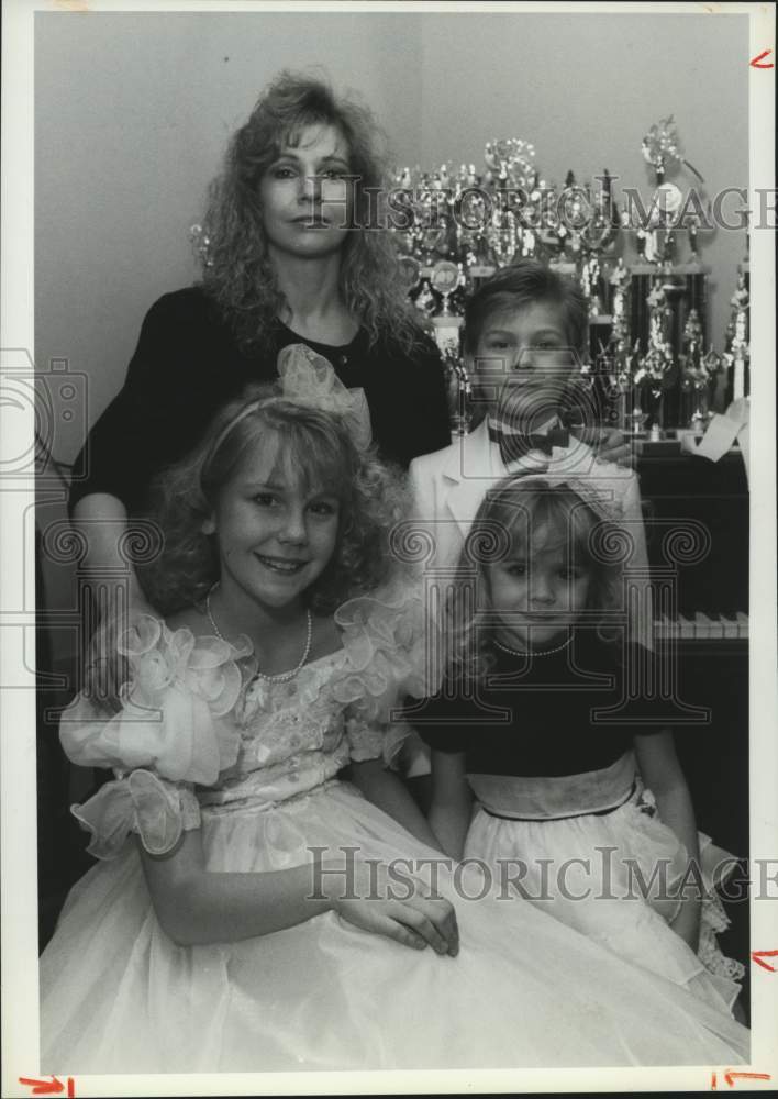 1990 Press Photo Kathy Heidemann and Children at North Syracuse Home - sya16354