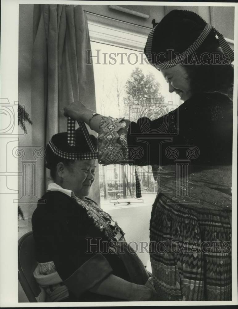 1987 Press Photo Hmong Weaver Dee Lee at St. David's Church in DeWitt
