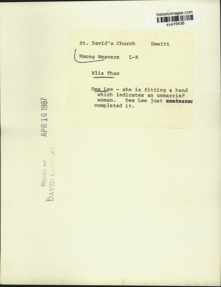 1987 Press Photo Hmong Weaver Dee Lee at St. David's Church in DeWitt