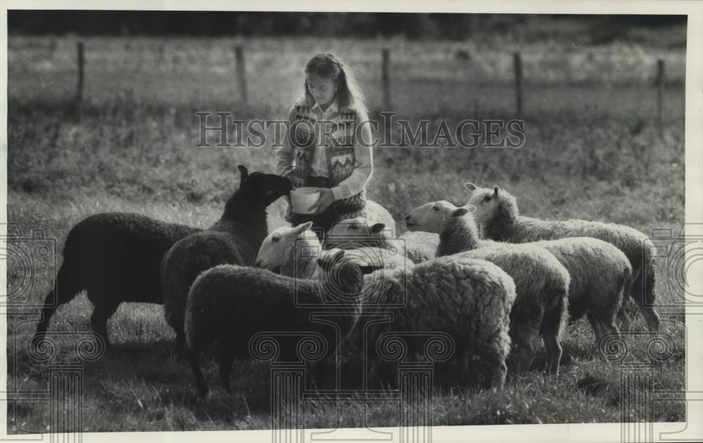 1985 Press Photo Marianne Horchler with Sheep at Genoa New York Farm - sya16556