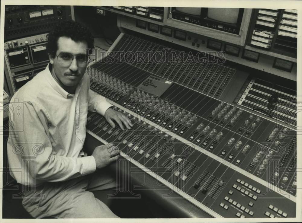 1988 Press Photo Warren Linhart, Channel 90 Station Technician at Mixing Board