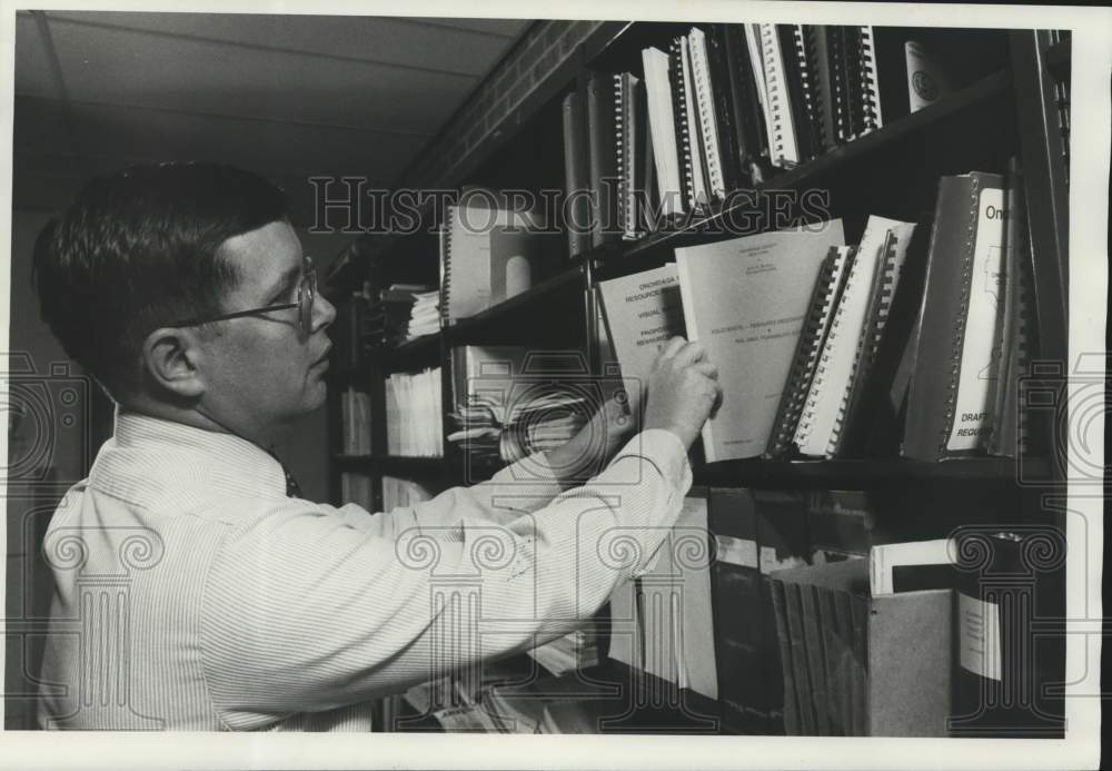 1987 Press Photo Don Lawless at Civic Center Research and Communications Office