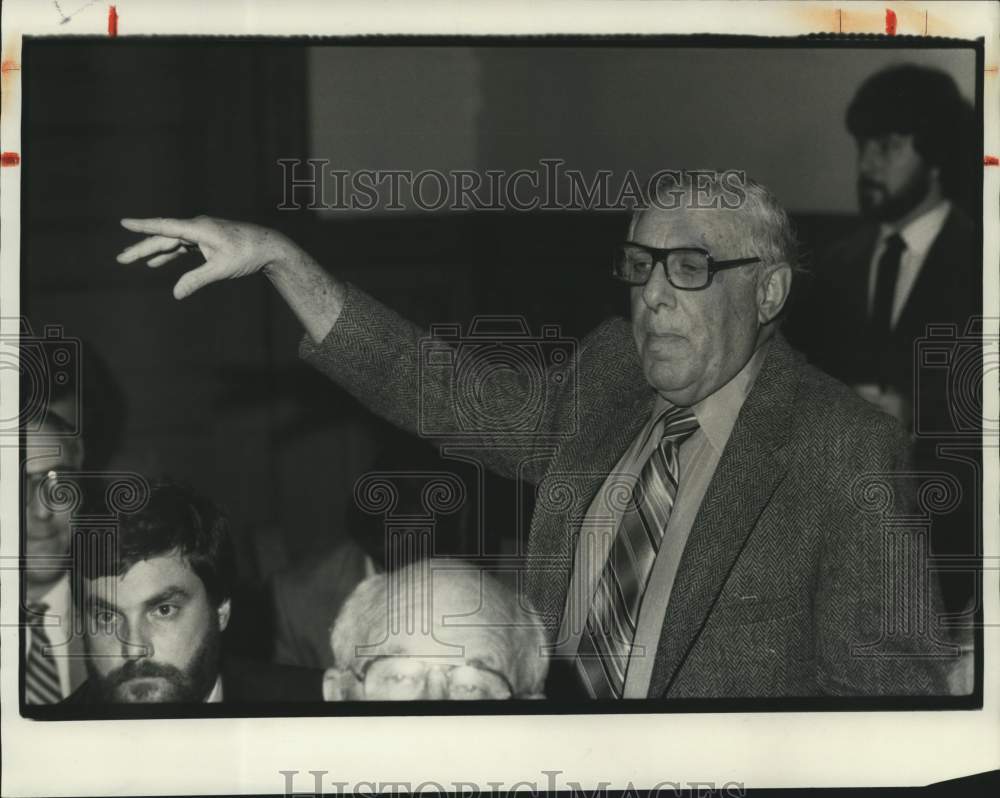 1986 Press Photo Jerome "Jerry" Hoffman Speaking at Meeting - sya16794- Historic Images