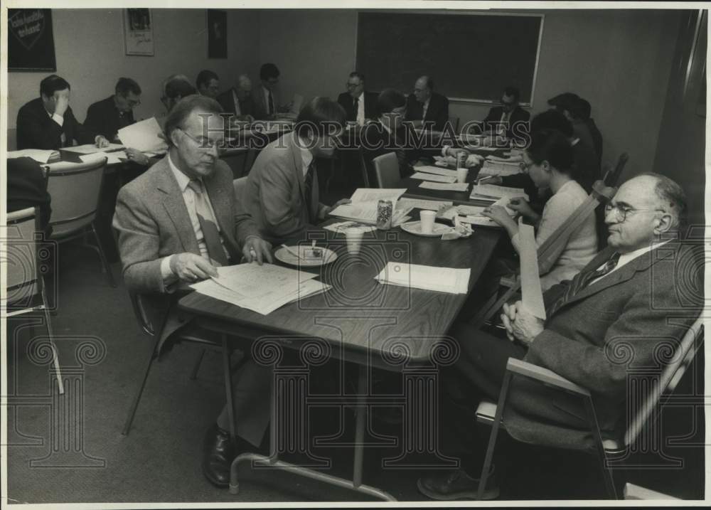 1986 Press Photo Central New York Health Systems Agency Employees at Meeting