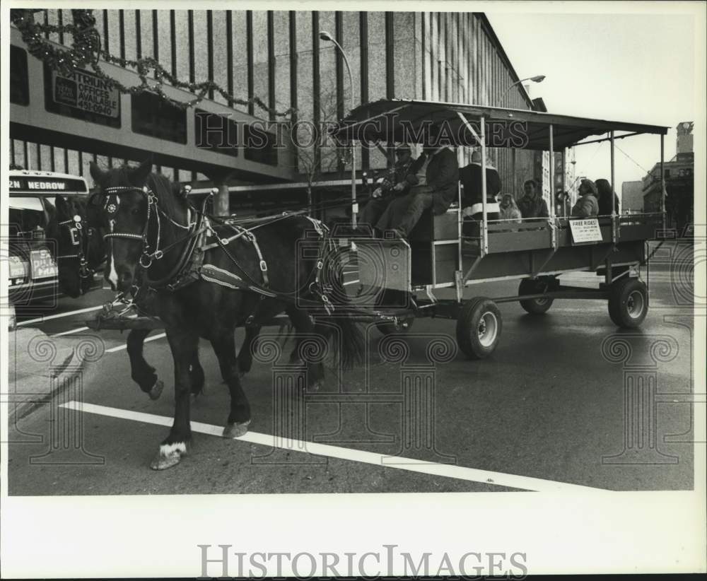 1988 Press Photo Horse and Wagon Hay Ride at Downtown South Salina Street Corner- Historic Images