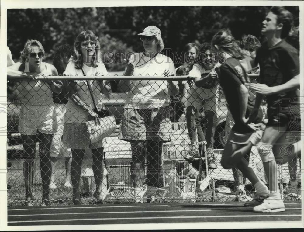1989 Press Photo Ann Cerretani at Hershey Track and Field Race with Family- Historic Images