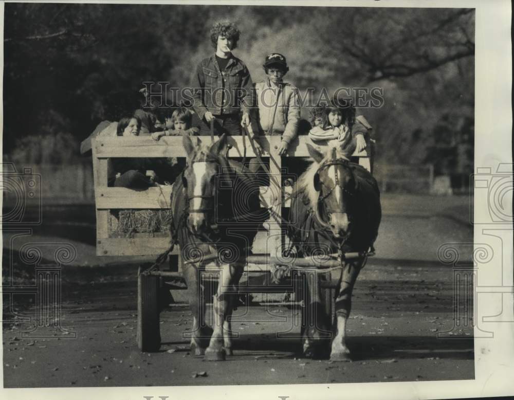 1984 Press Photo Bownes Homestead Workers at Onondaga Lake Hayride - sya17243- Historic Images