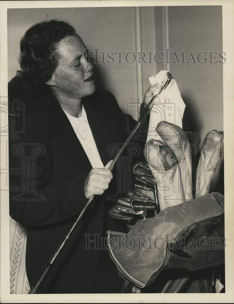 1950 Press Photo Golfer Patty Berg with Clubs - sya17351- Historic Images