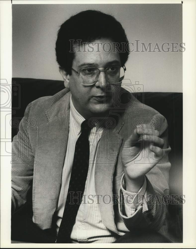 1990 Press Photo Jeff Berry, Asbestos Poisoning Expert at Home Near Fayetteville