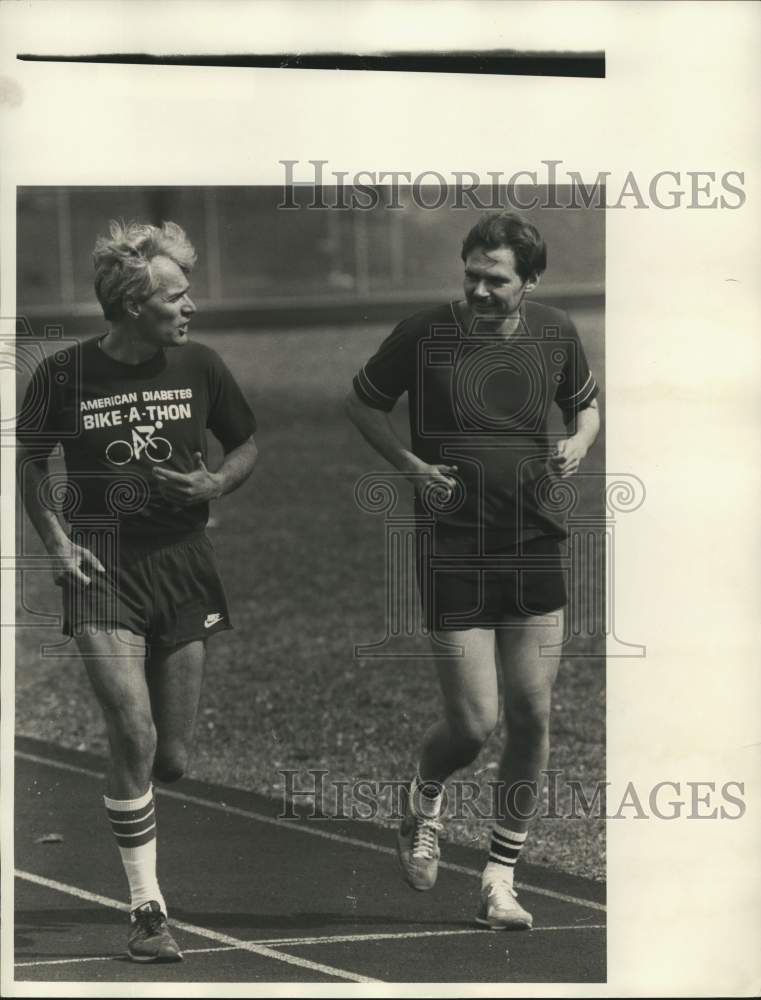 1986 Press Photo Ray Bernardi Running with Friend at Track - sya17389- Historic Images