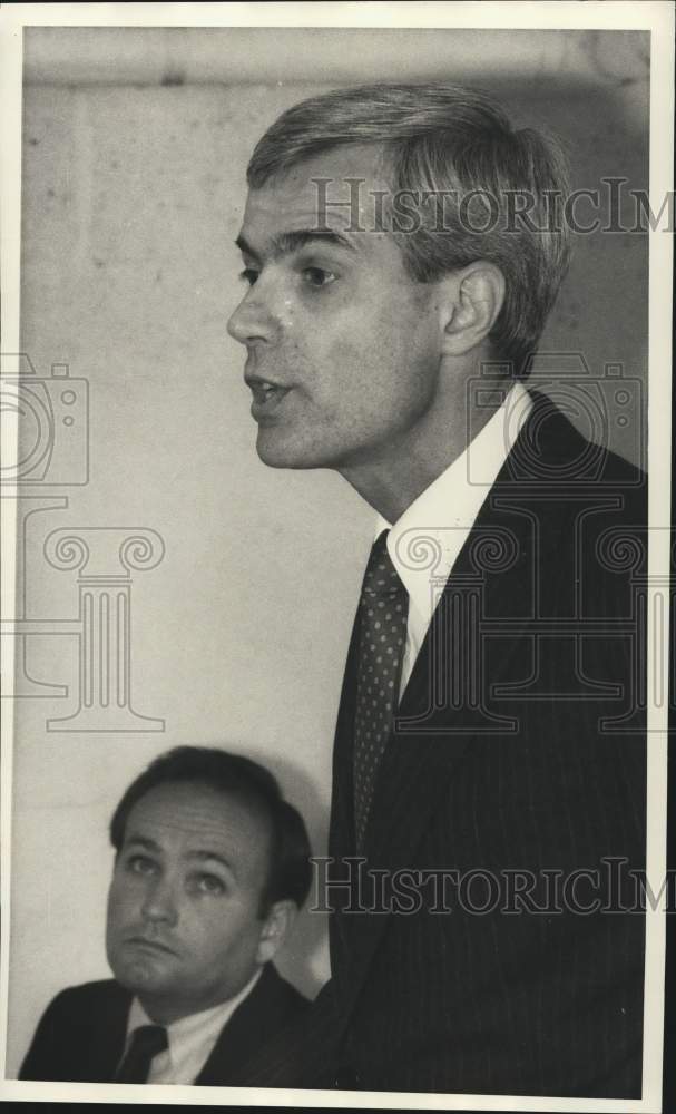 1985 Press Photo Roy Bernardi and Tom Young at Grant Village Mayoral Debate- Historic Images